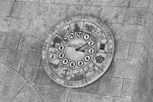 gammal klocka ansikte visar tid tecken zodiaken på Västra vägg stad jerusalem foto