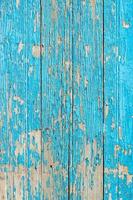 närbild av en gammal trädörr, kricka blå färg skalar av textur bakgrund