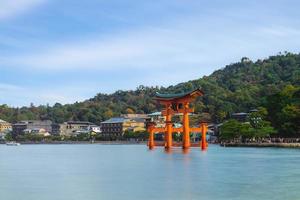 flytande torii av itsukushima-helgedomen i Hiroshima, Japan foto