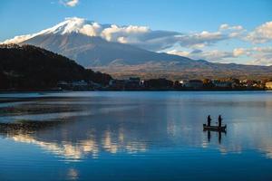 landskap av berget Fuji och sjön Kawaguchi i Yamanashi, Japan foto