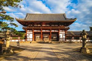 mittporten till todaiji, östra stora templet, i nara, japan foto