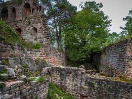 medeltida slott Landsberg i Vosges, Alsace. forntida ruiner i bergen. foto