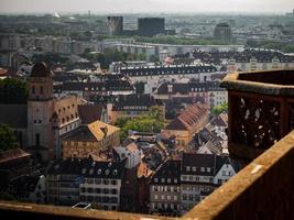 Flygfoto över staden Strasbourg. solig dag. röda kaklatak. foto