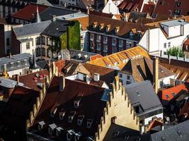 Flygfoto över staden Strasbourg. solig dag. röda kaklatak. foto