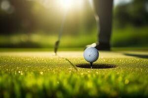 en person sätta i en golf boll in i de hål i de dagtid på en suddig bakgrund foto