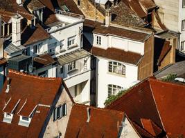 Flygfoto över staden Strasbourg. solig dag. röda kaklatak. foto