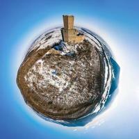 liten planet panoramautsikt över ortenburg slottet i Vosges. foto