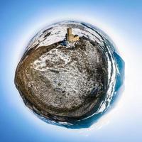 liten planet panoramautsikt över ortenburg slottet i Vosges. foto