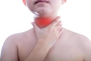 ung asiatisk kvinna som rör vid halsen och känner smärta i halsen på vit bakgrund foto