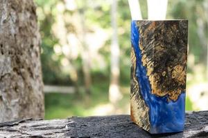 gjutning epoxiharts stabiliserande burl afzelia trä blå färg abstrakt konst bakgrund för ämnen foto
