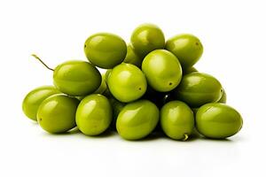 bild av färsk grön oliver med vit bakgrund foto