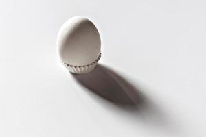 vitt ägg på en vit isolerad bakgrund med skugga. ingrediens. hälsosam mat. påsk. foto