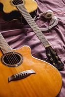 två klassiska gitarrer i sängen foto