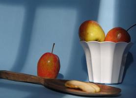 ett delat äpple med blå bakgrund, ett perfekt foto för en matfogger