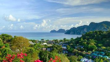 panoramautsikt från hög vinkel synvinkel på phi phi ön. foto
