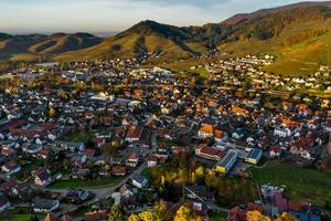 Flygfoto över kappelrodeck i Black Forest Mountains, Tyskland foto