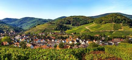 panoramautsikt över Andlau i Alsace, Frankrike foto