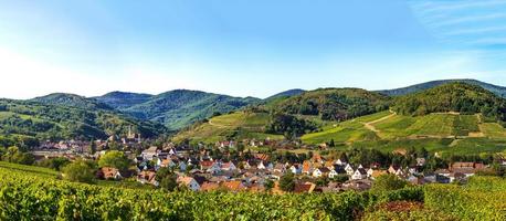 panoramautsikt över Andlau i Alsace, Frankrike foto
