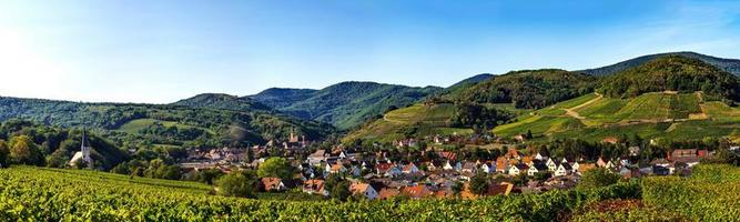 panoramautsikt över Andlau i Alsace, Frankrike foto