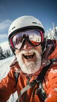senior man skidåkning, snöig fjäll, stolpar, glasögon, glad uttryck foto