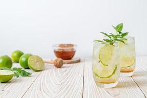 iced honung och lime soda med mynta - uppfriskande drink foto
