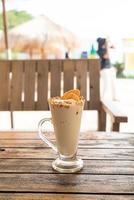 karamell kaffe nöt smoothie milkshake glas i café och restaurang foto