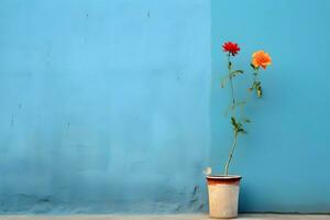 blå platt vägg med blomma på de sida foto