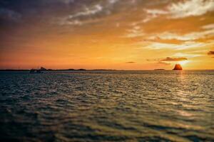 solnedgång över de hav i thailand foto