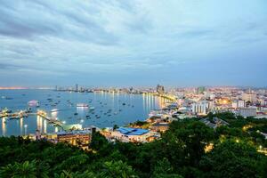 pattaya stad på solnedgång landmärke i thailand foto