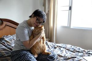 kvinna kramar katt foto