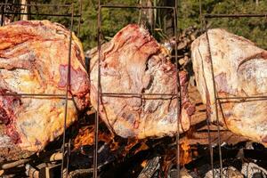 hängande nötkött kött rostning utomhus foto
