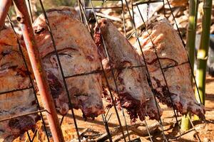 hängande nötkött kött rostning utomhus foto