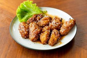 stekt kyckling med koreansk kryddig sås och vit sesam foto