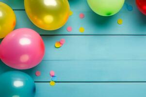färgrik ballonger och konfetti på trä- tabell foto