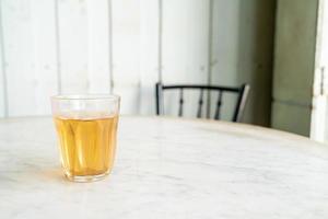 varmt kinesiskt te i glas på bordet foto