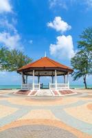 paviljong med havsstrandbakgrund i Songkla, Thailand foto