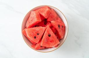 färsk vattenmelon skivad i vit skål foto