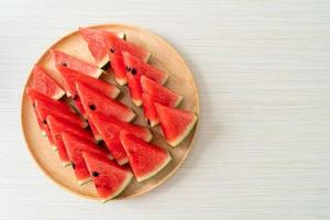 färsk vattenmelon skivad på träplatta