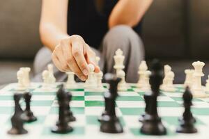kvinna spelar schack styrelse spel på Hem. foto