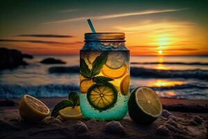 uppfriskande citronsaft dryck med mynta löv på solnedgång strand foto