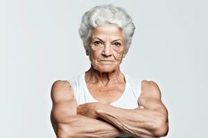 muskulös äldre kvinna porträtt stark och skön foto
