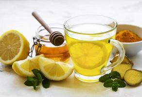 energitonic dryck med gurkmeja, ingefära, citron och honung foto