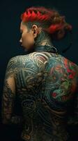 färgrik traditionell tatuering design på en kvinnors tillbaka foto