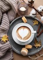 vacker och romantisk höstkomposition med kopp kaffe foto