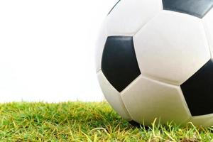 fotboll på grönt gräs isolerad på vit bakgrund foto