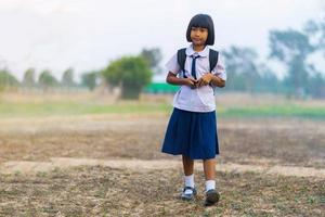 asiatisk student i uniform som studerar på landsbygden i Thailand foto