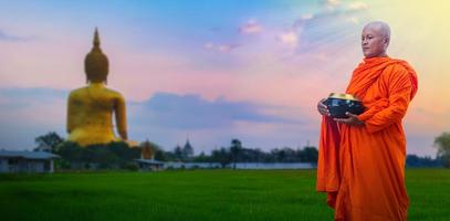 buddhistiska munkar som håller risskålar foto