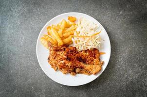 grillad kryddig grill kycklingbiff med pommes frites foto