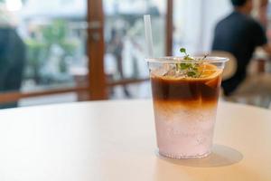 espressokaffe tonic med yuzu orange i café restaurang foto