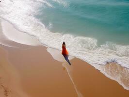 kvinna strand sand paradis hav hav tillbaka Drönare topp se vågor tystnad lugn zen lugn foto